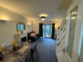 Comfortable Home away from Home, spacious 2 bedroom town house,self catering, free parking, walking distance to Cheltenham town centre
